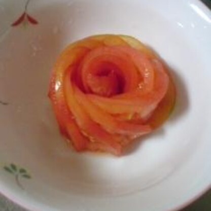 いつものトマトがこんなお洒落になるなんて(☆o☆)できた時に１人でぉぉぉ～！と感激しちゃいました♪覚えておくとお料理に花が添えられますね★ありがとうございます。